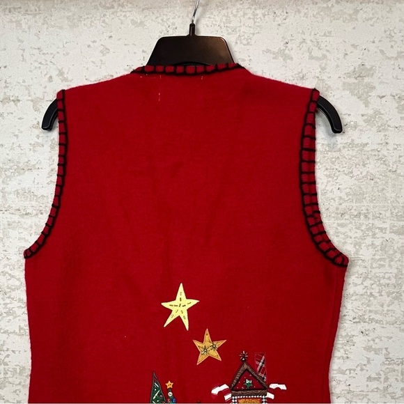 SHARON YOUNG Red Holiday Sweater Vest Small Trees Stars Elves Chalet - Picture 10 of 13
